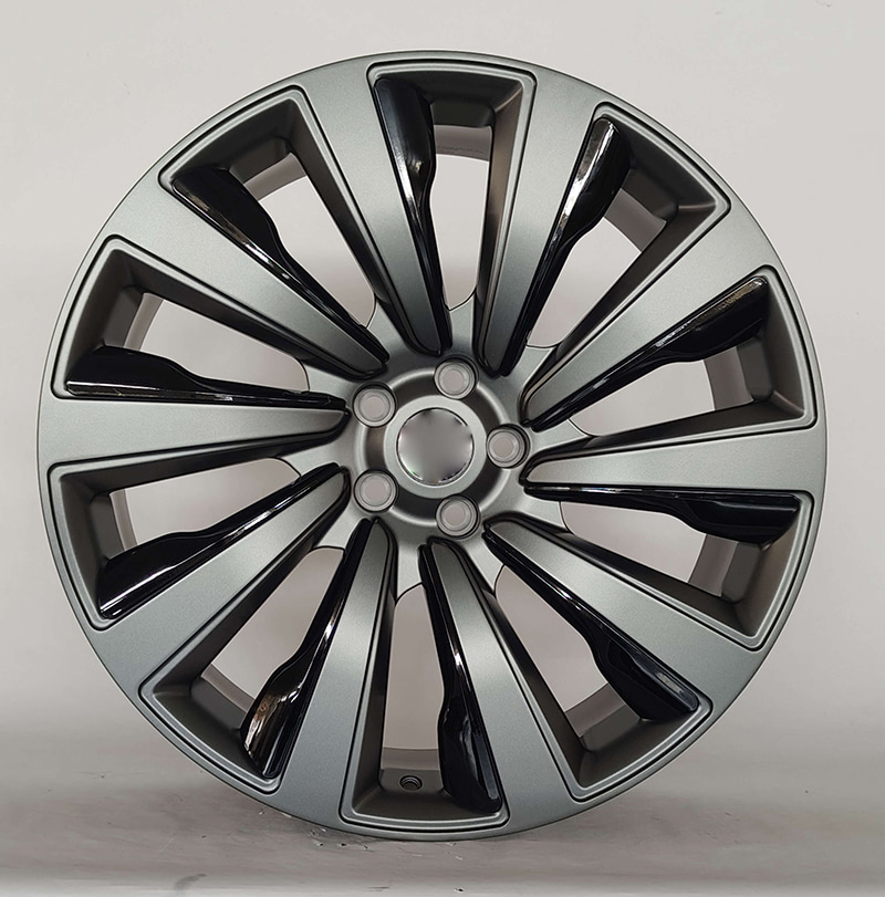 Range Rover wheels with decorations